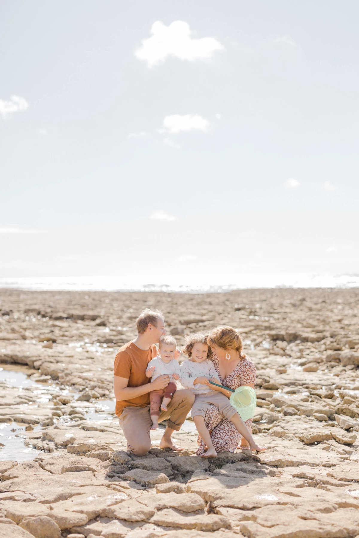 bonheur enfant famille sable marron