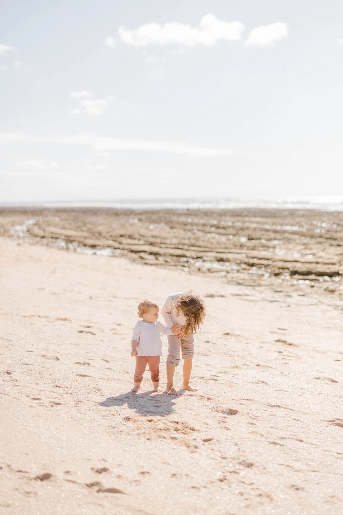 bonheur enfant sable plage beige