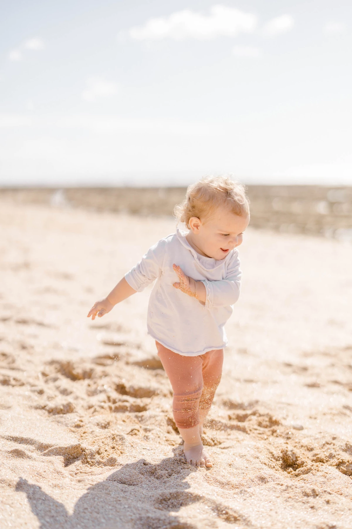 enfant bonheur sable beige gris