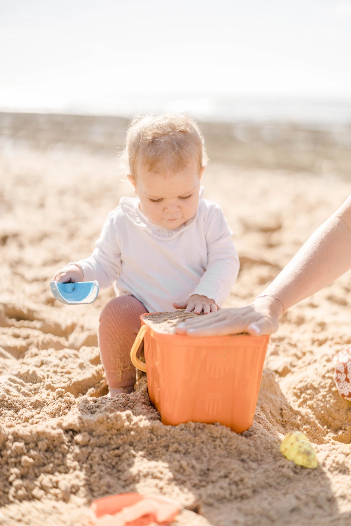 enfant sable plage seau jouer