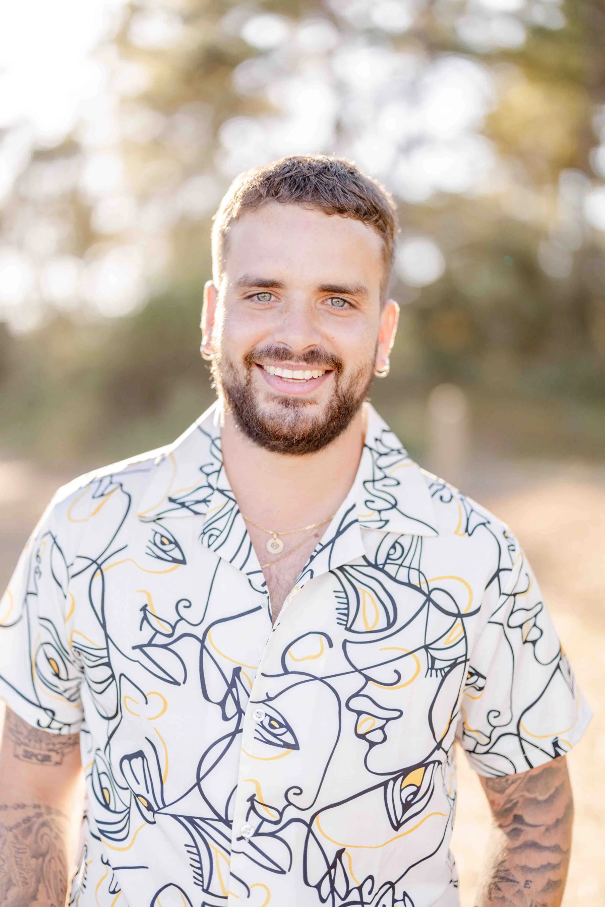 bonheur sourire gris chemise extérieur