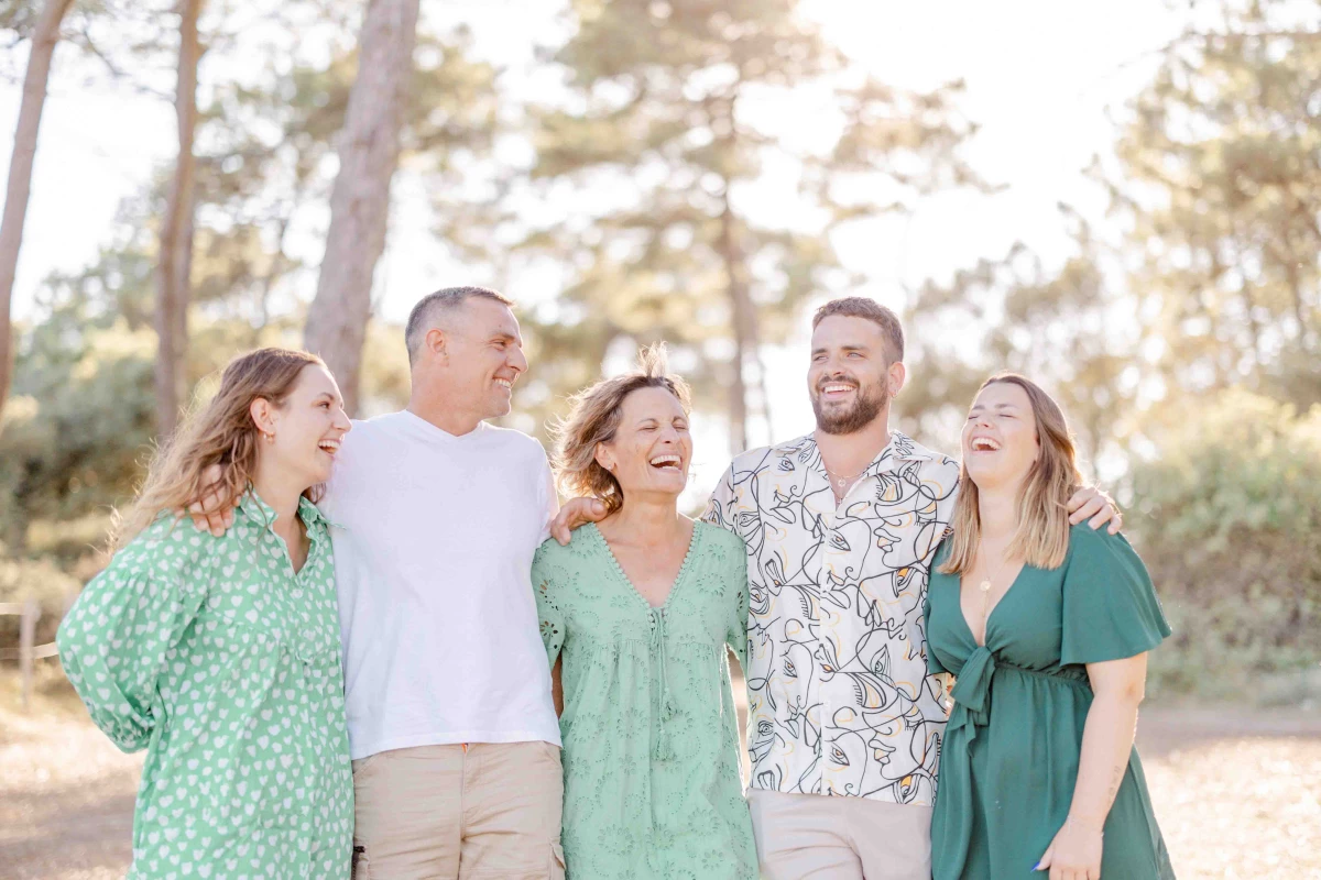 bonheur sourire événement robe gris