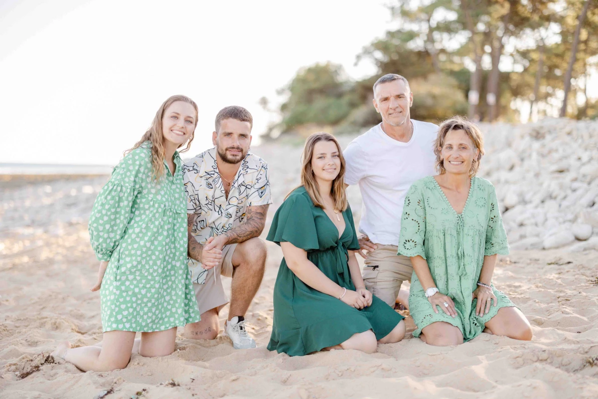 bonheur sourire événement robe gris