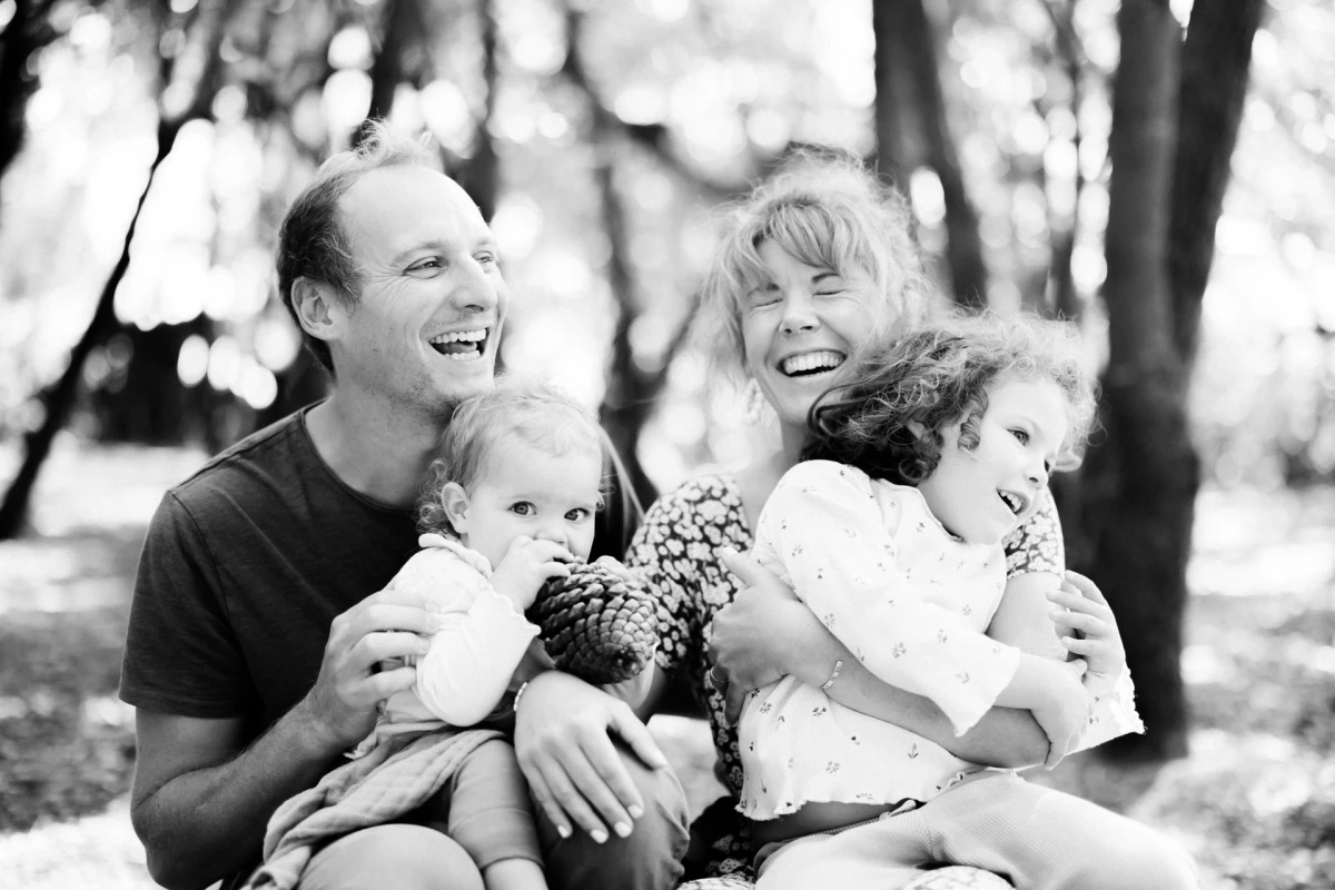 bonheur sourire enfant monochrome gris