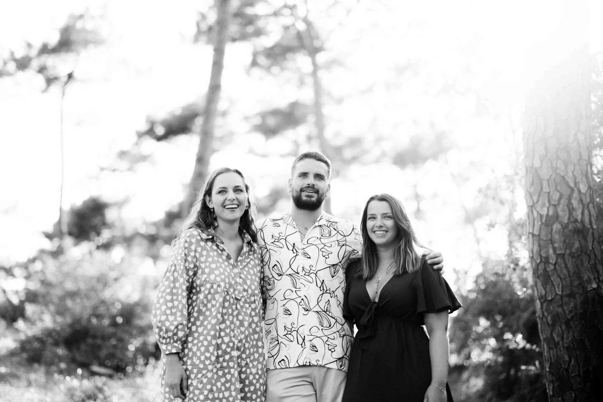 bonheur sourire blanc monochrome gris