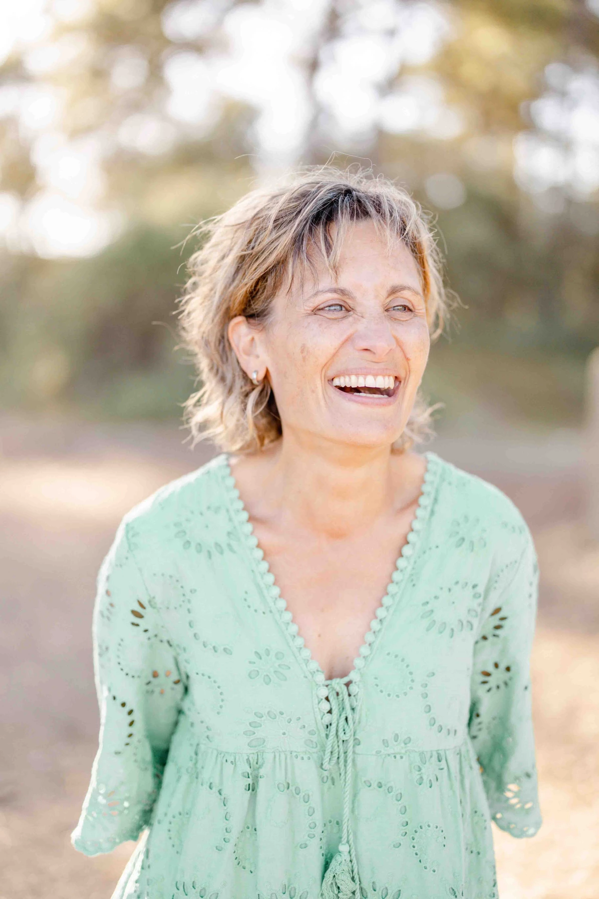 bonheur robe sourire enfant gris