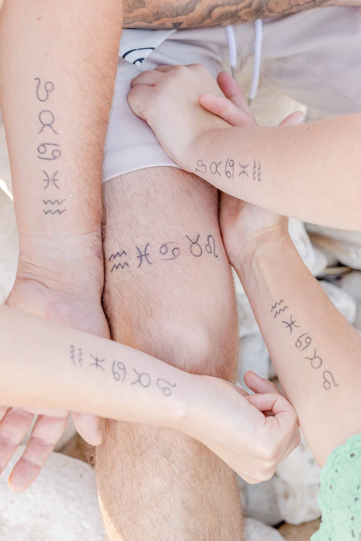 tatouage écriture gris marron