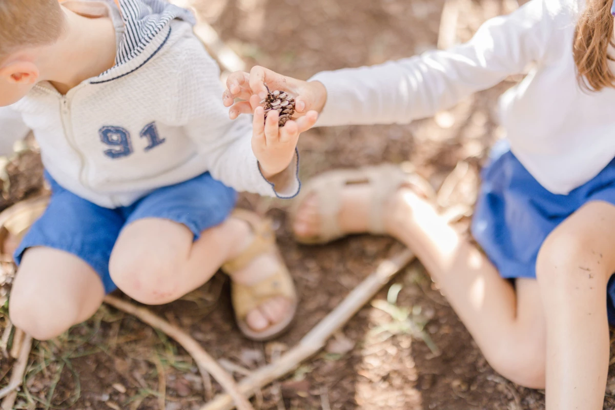 bonheur enfant se tenir la main amour gris