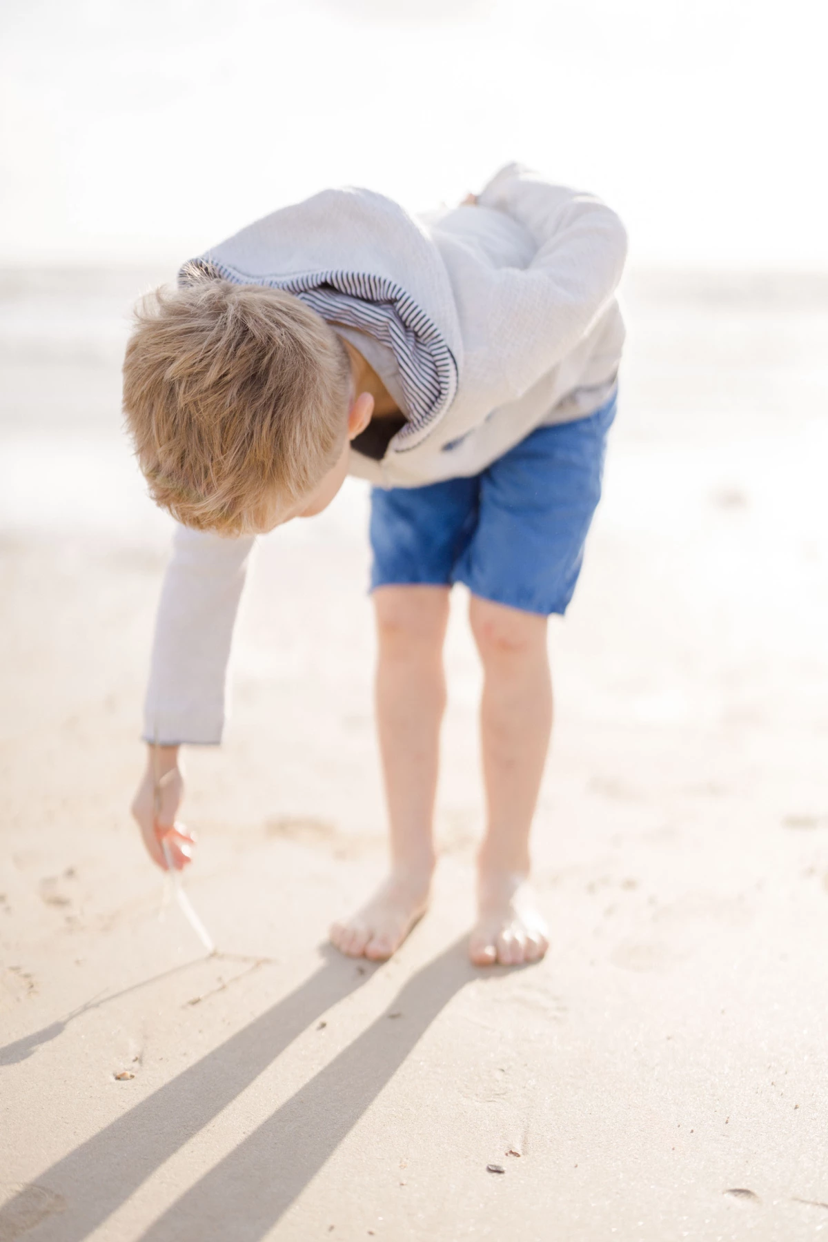 enfant sable plage beige gris