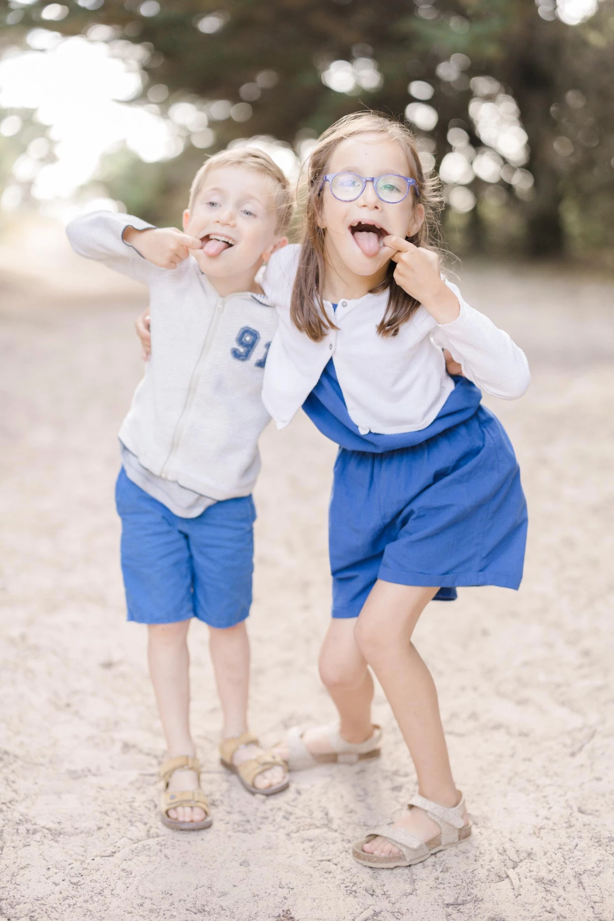 bleu bonheur sourire enfant gris