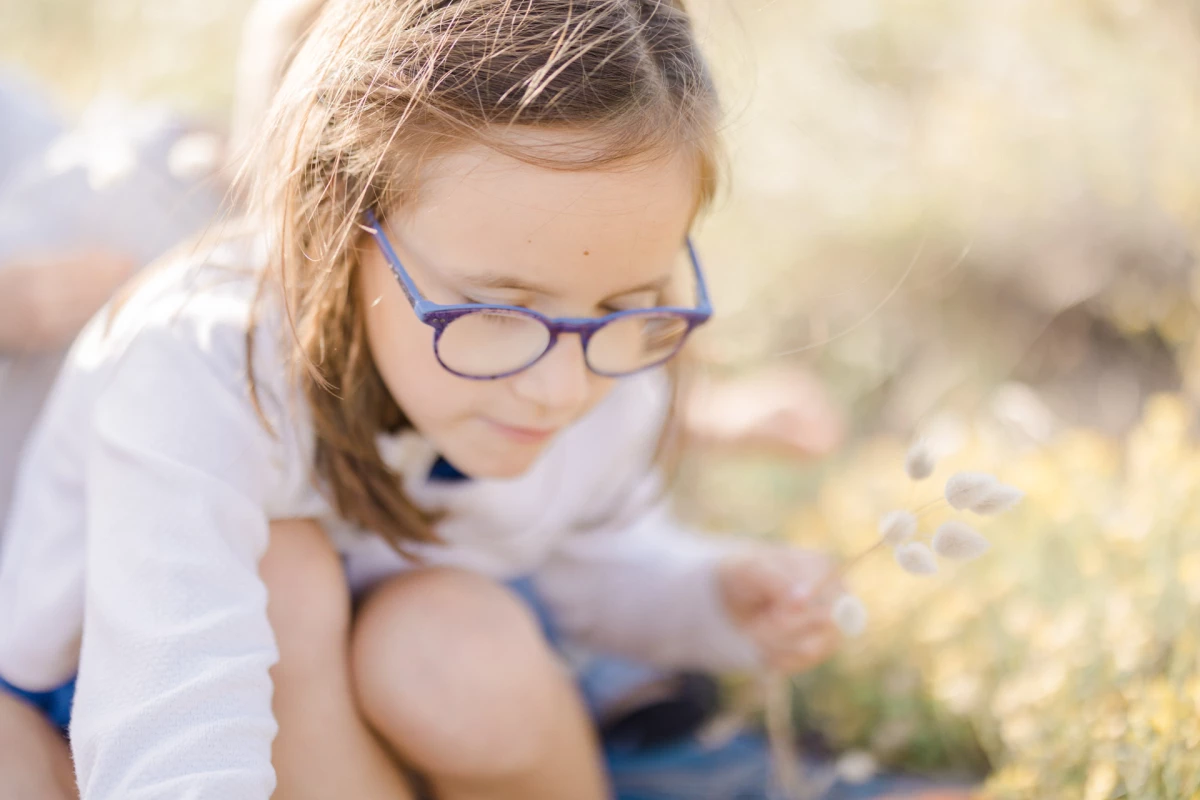 lunettes bonheur sourire enfant gris
