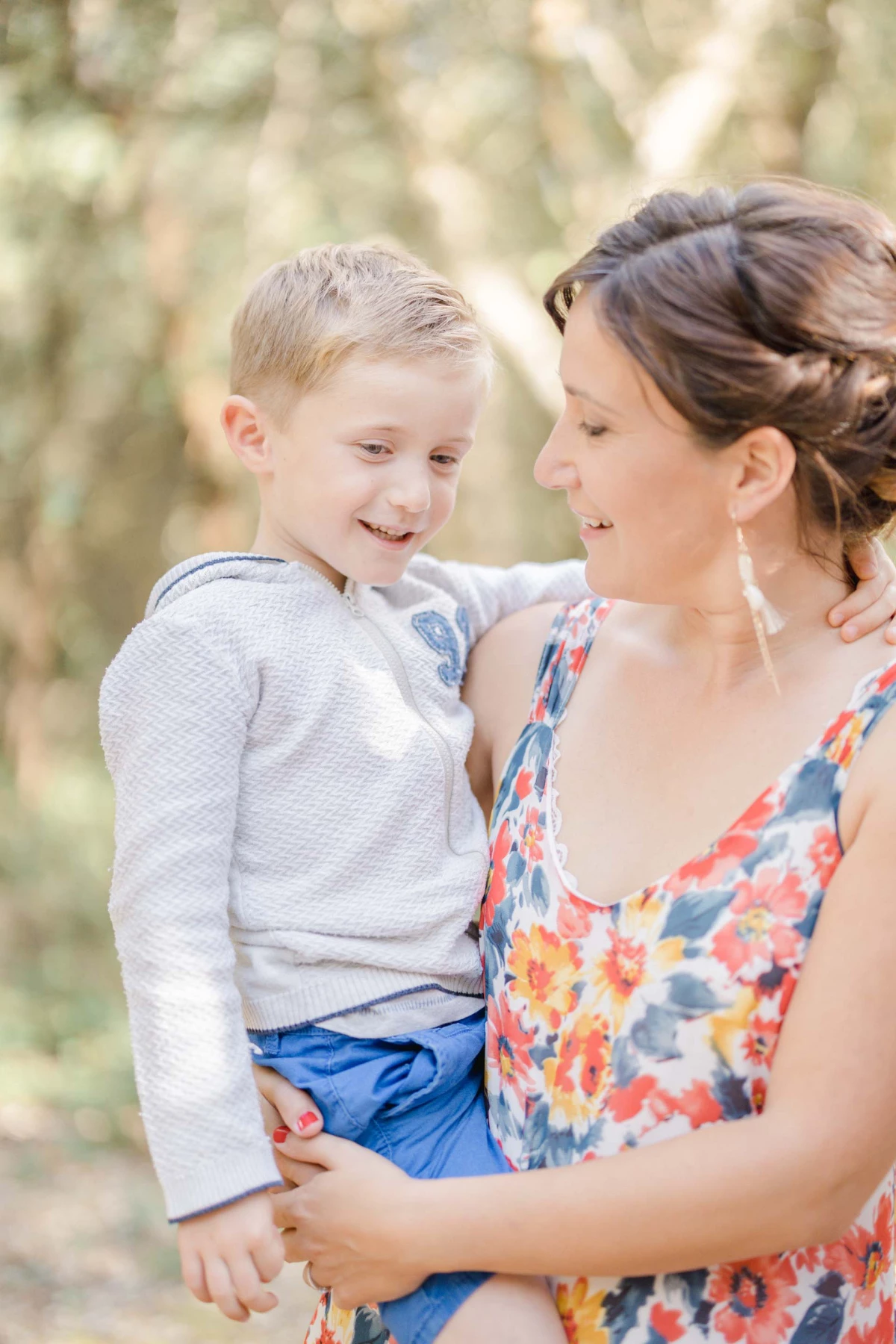 bonheur enfant sourire amour gris