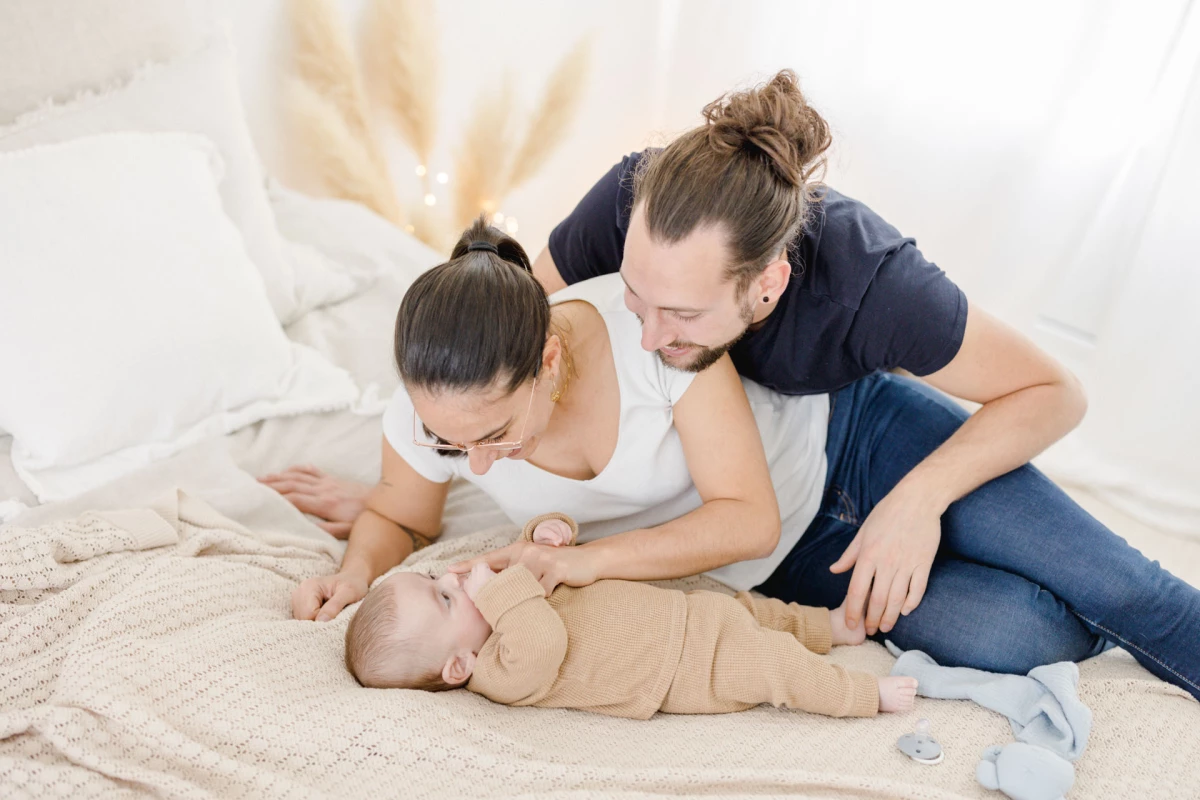 main bonheur enfant gris marron