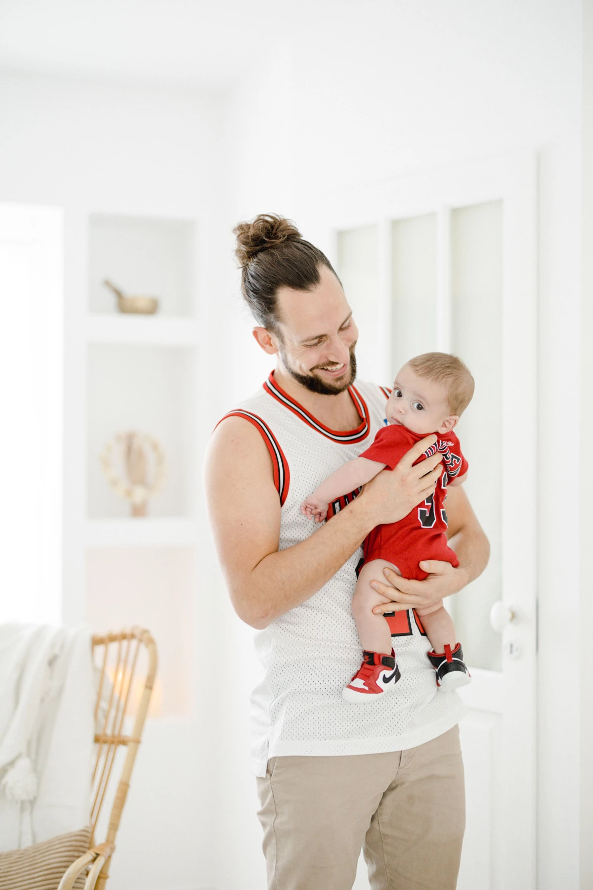 bonheur main enfant marron gris