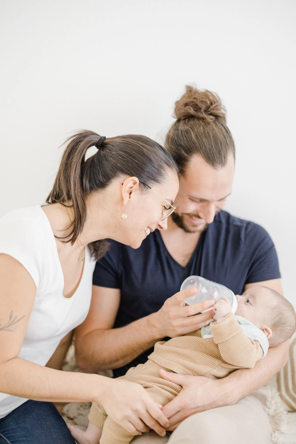 bonheur main enfant poignet gris