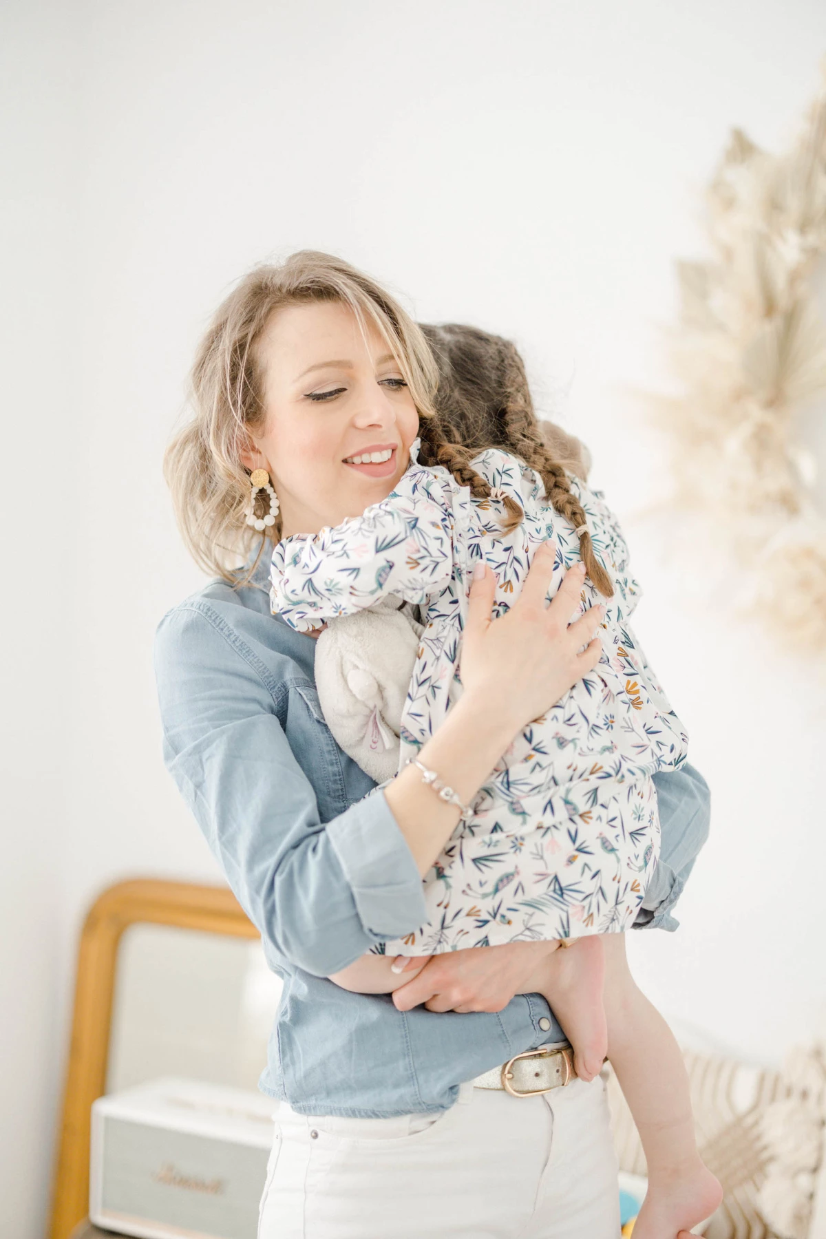 main enfant bonheur gris