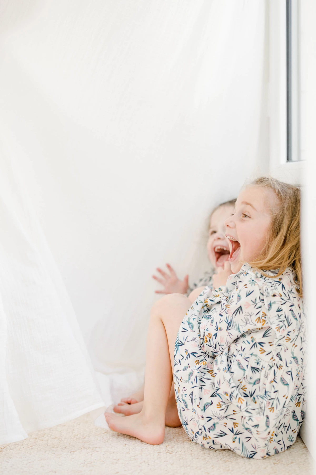 enfant bonheur beige marron gris