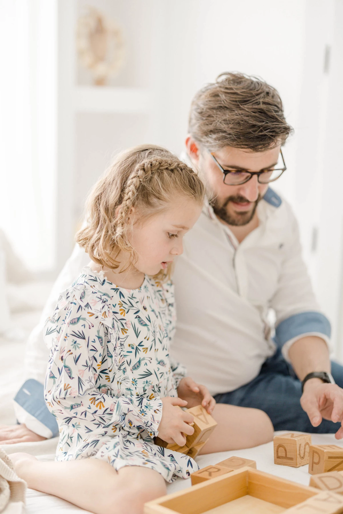 enfant bonheur jouer avec les enfants famille jouer