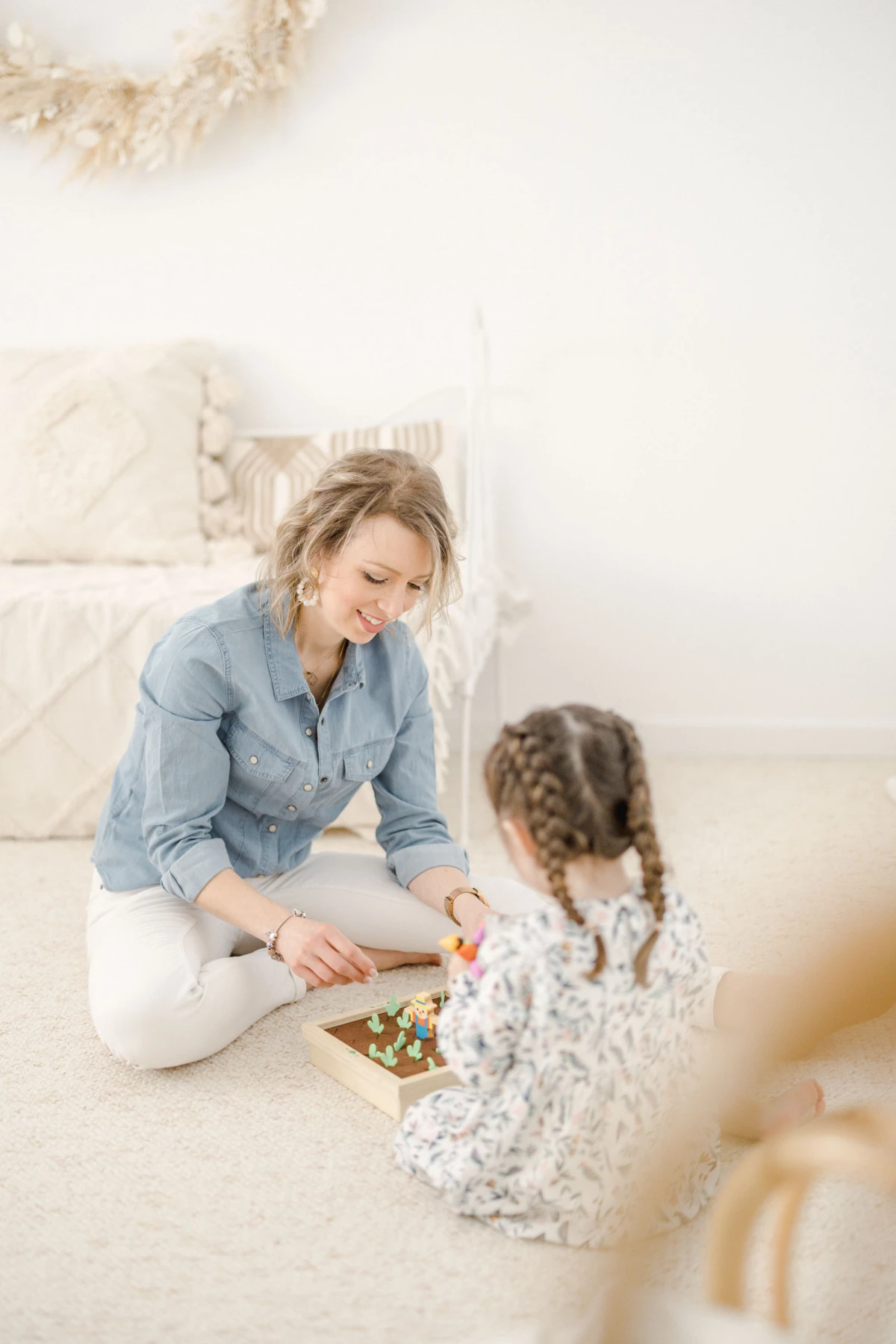 enfant bonheur jouer avec les enfants gris marron
