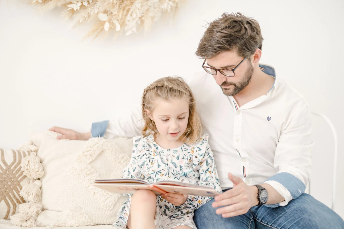 cheveux bonheur main enfant beige