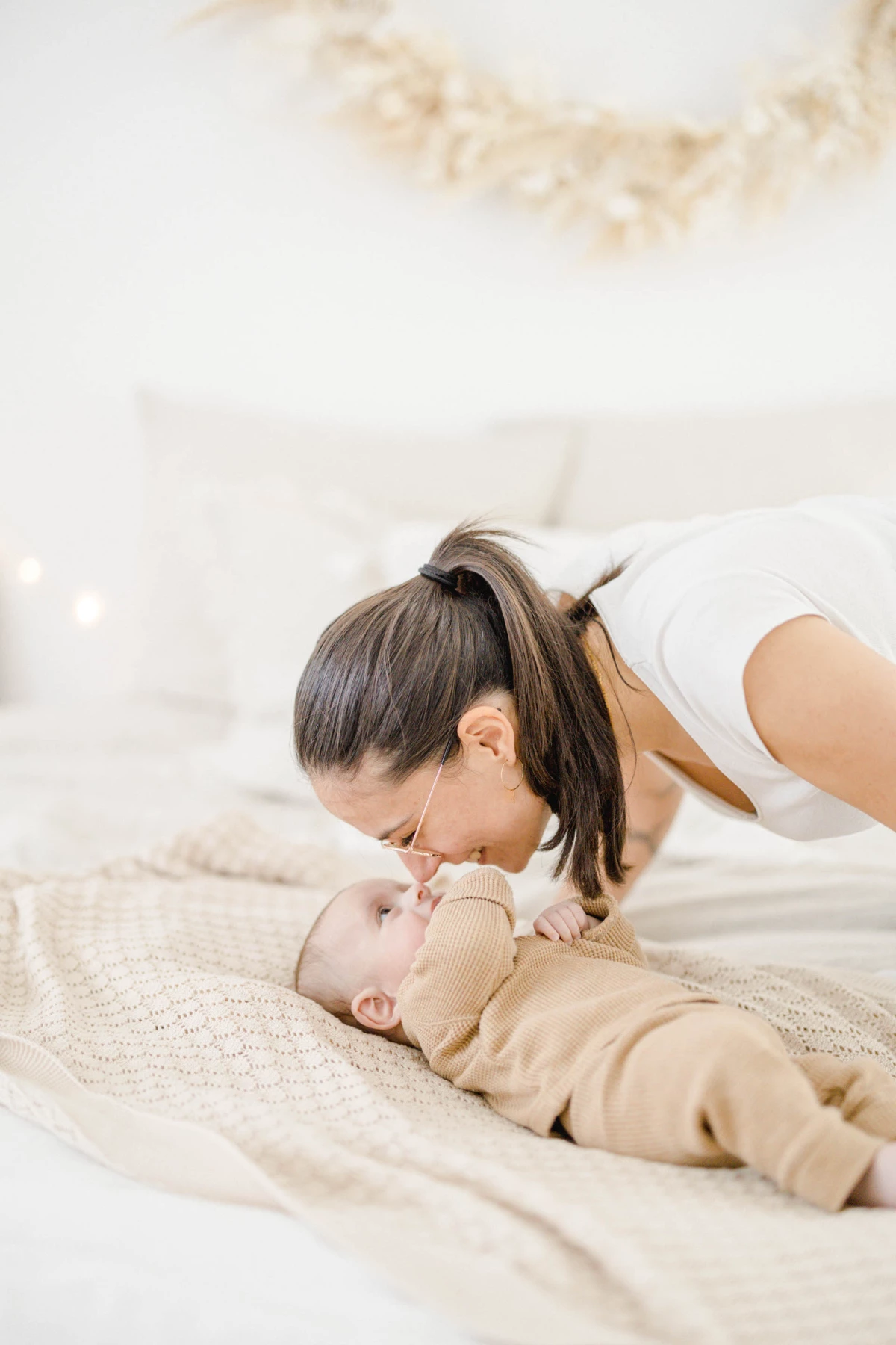 enfant bonheur marron gris bébé