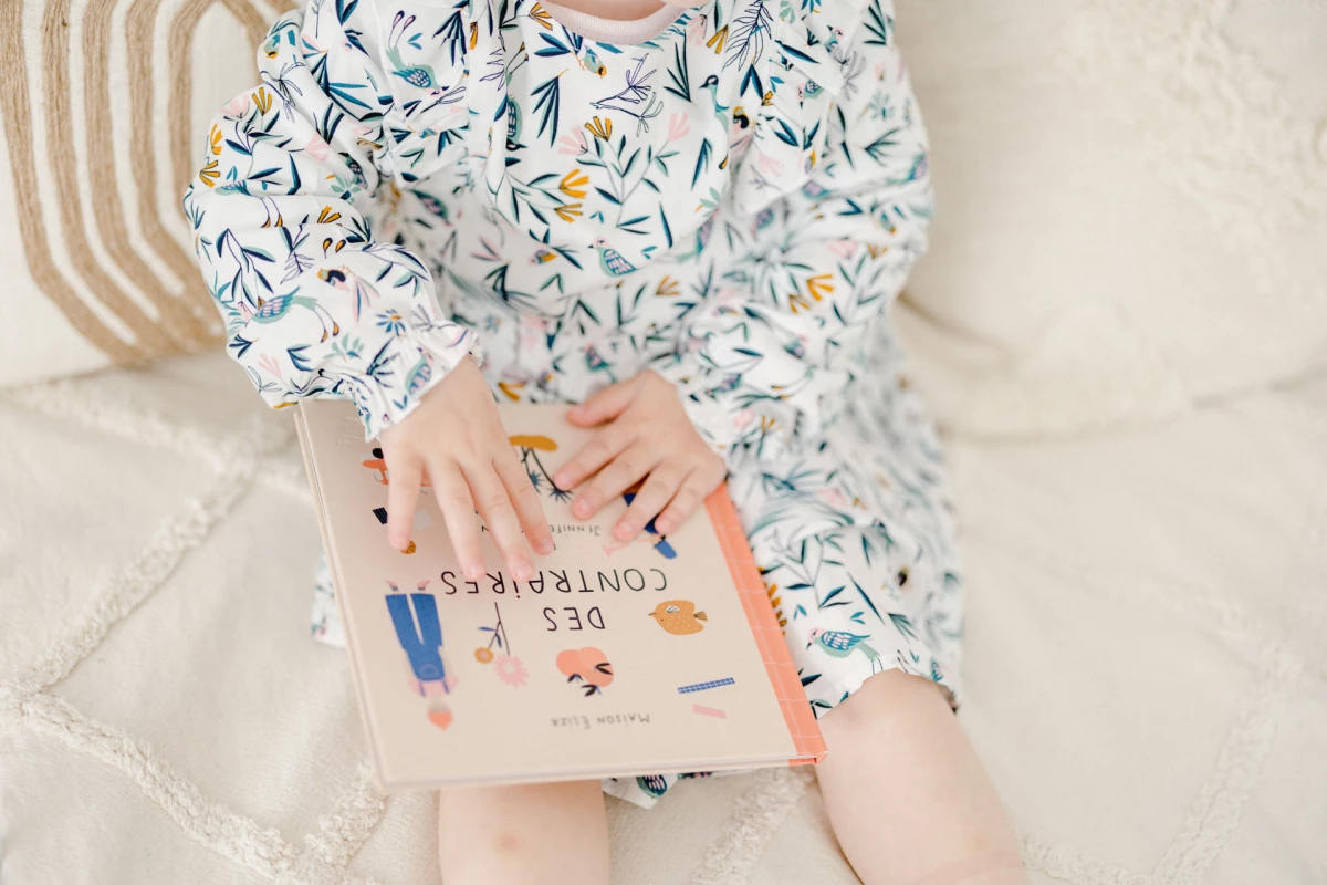 enfant papier écriture gris marron