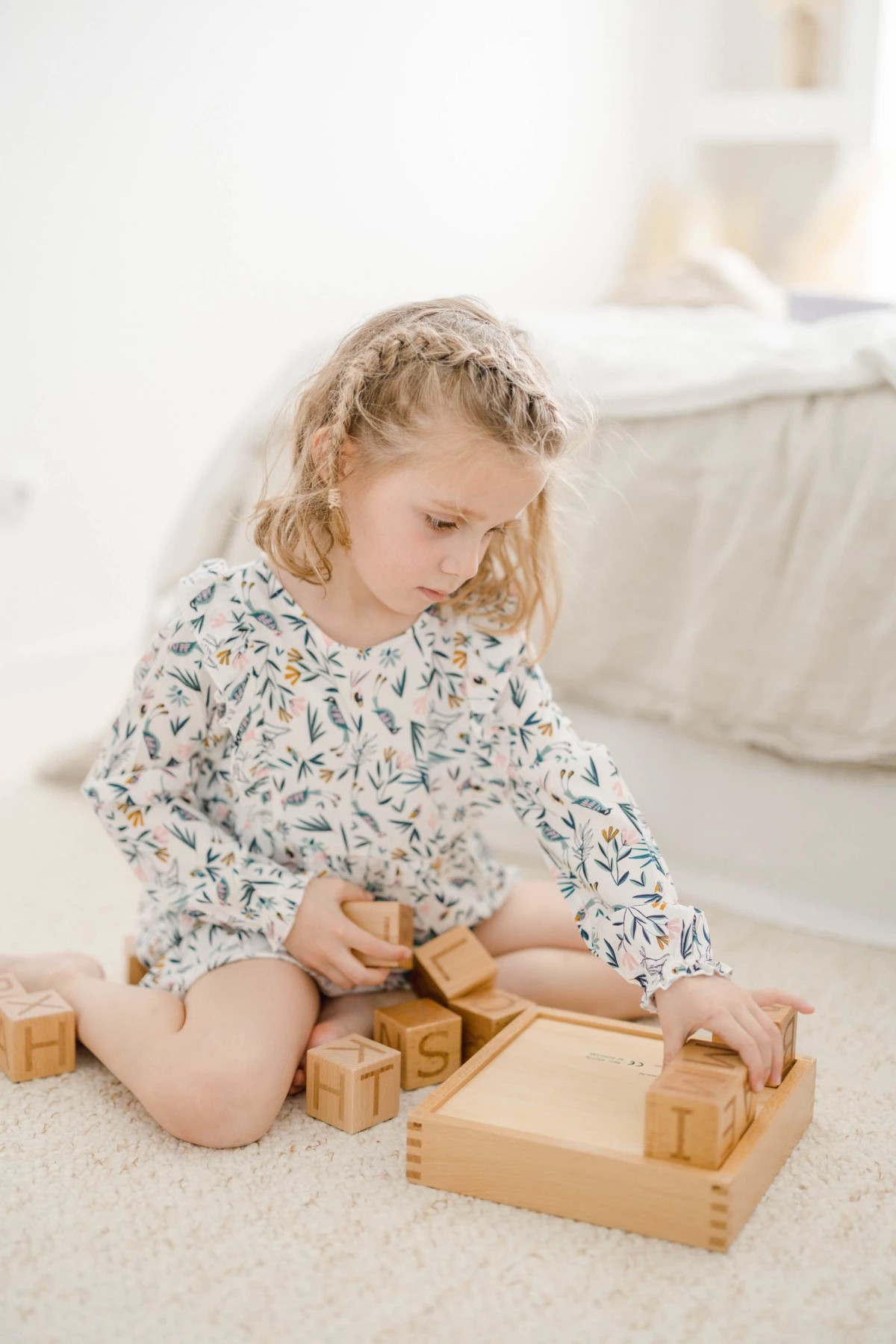 enfant jouer jouet boîte gris