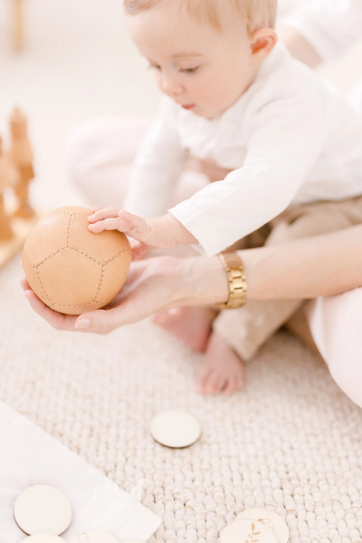 enfant jouer jouet beige gris