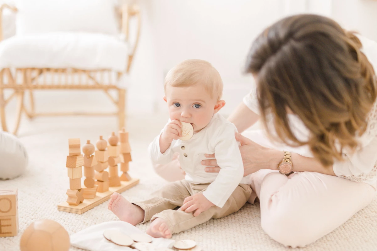 enfant jouer avec les enfants jouer jouet beige