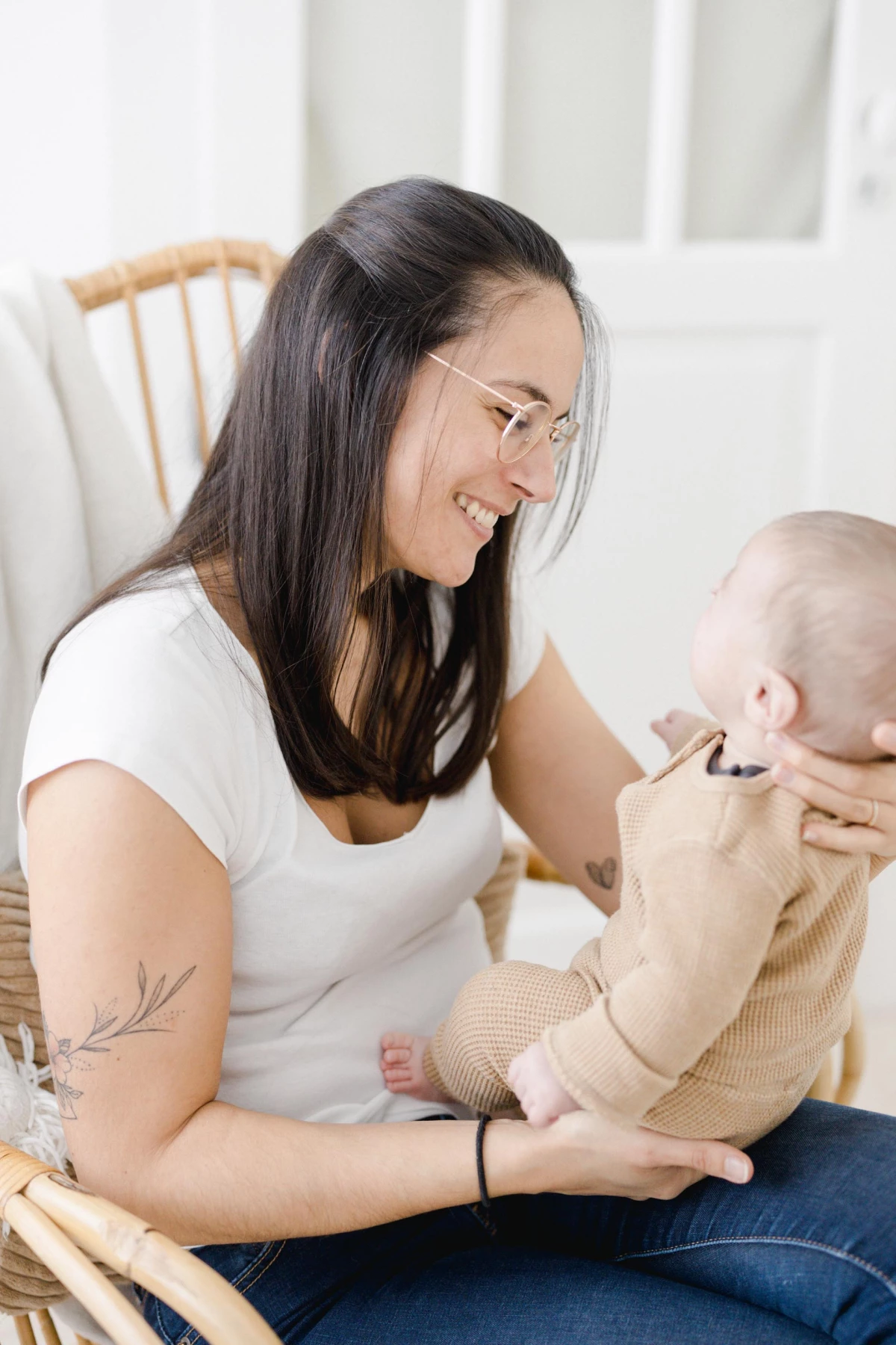 bonheur enfant sourire gris marron