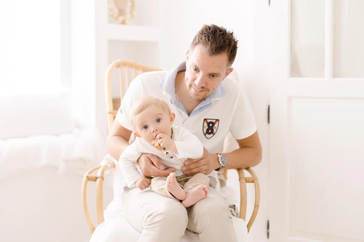 sourire bonheur enfant beige gris