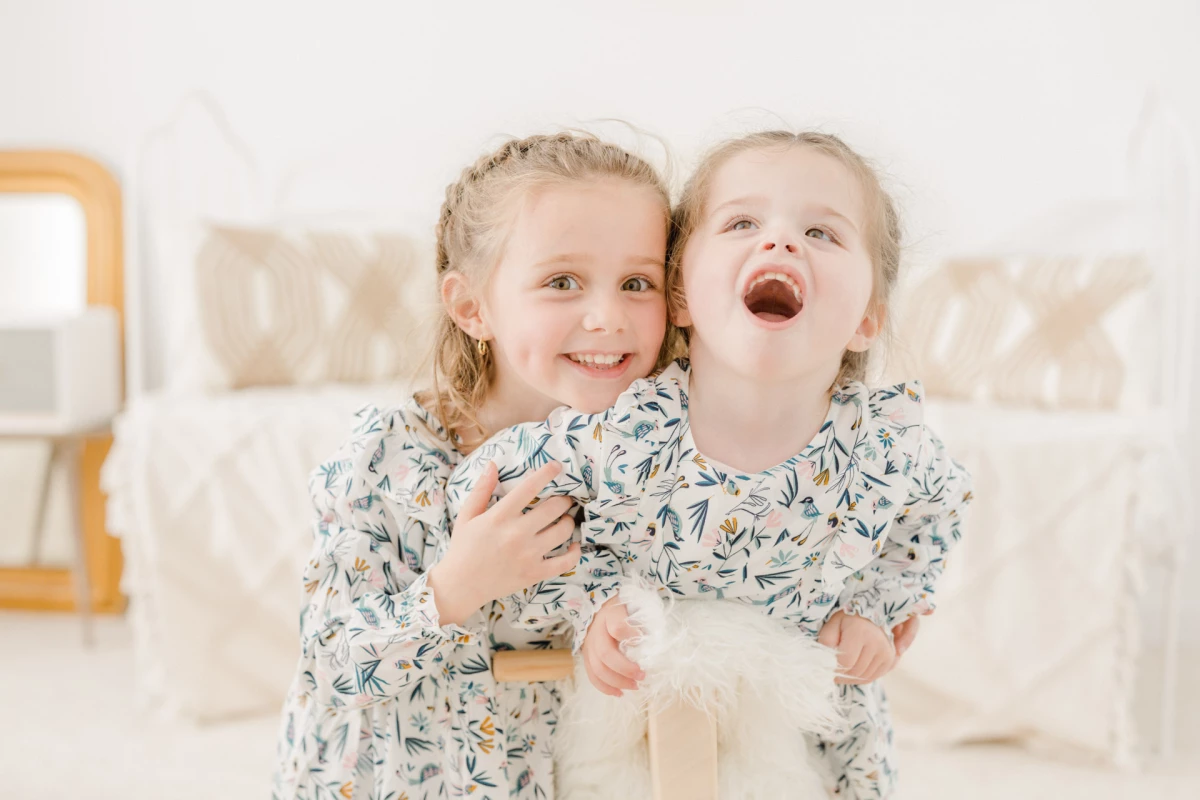 cheveux bonheur enfant sourire gris