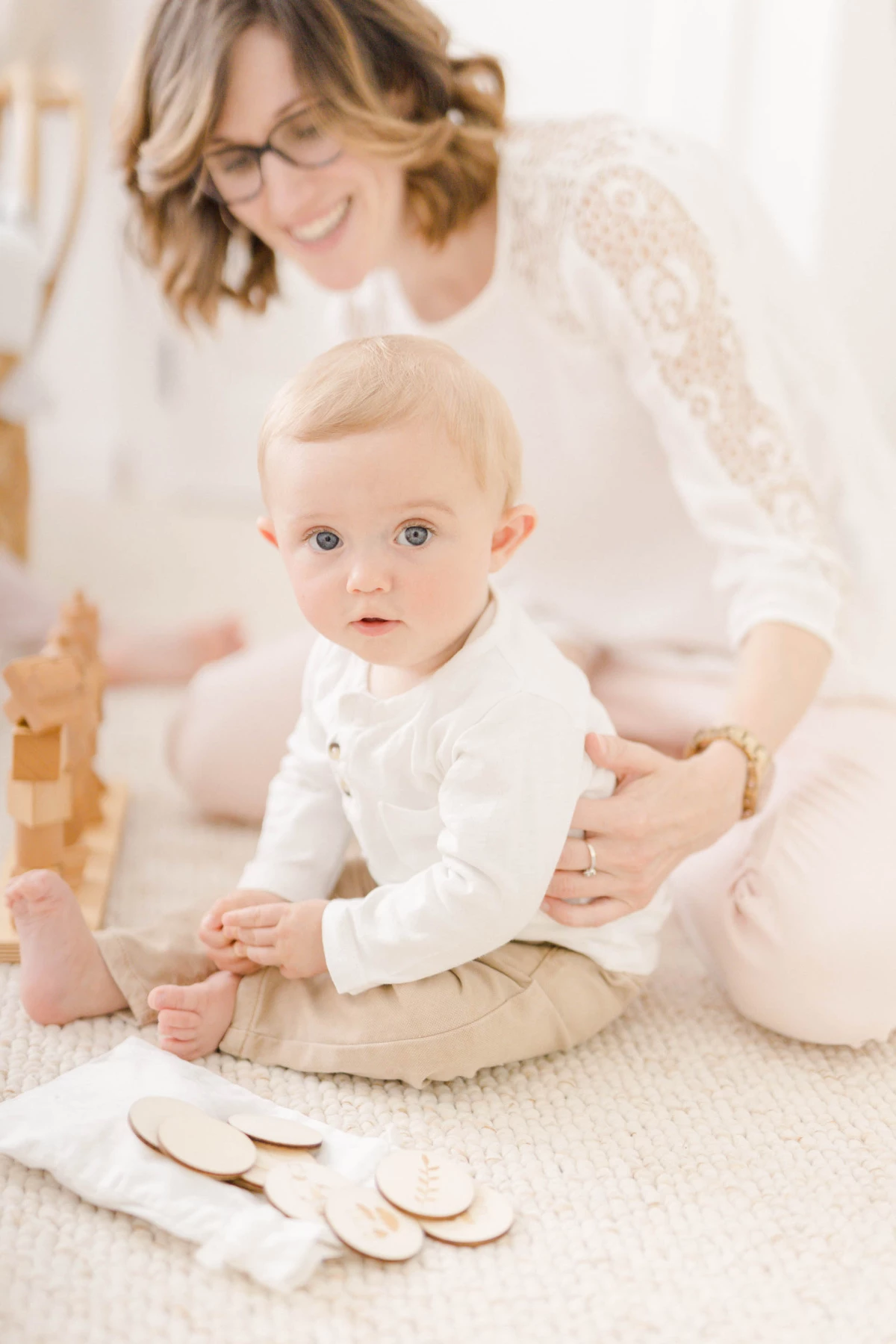 bonheur main enfant sourire marron