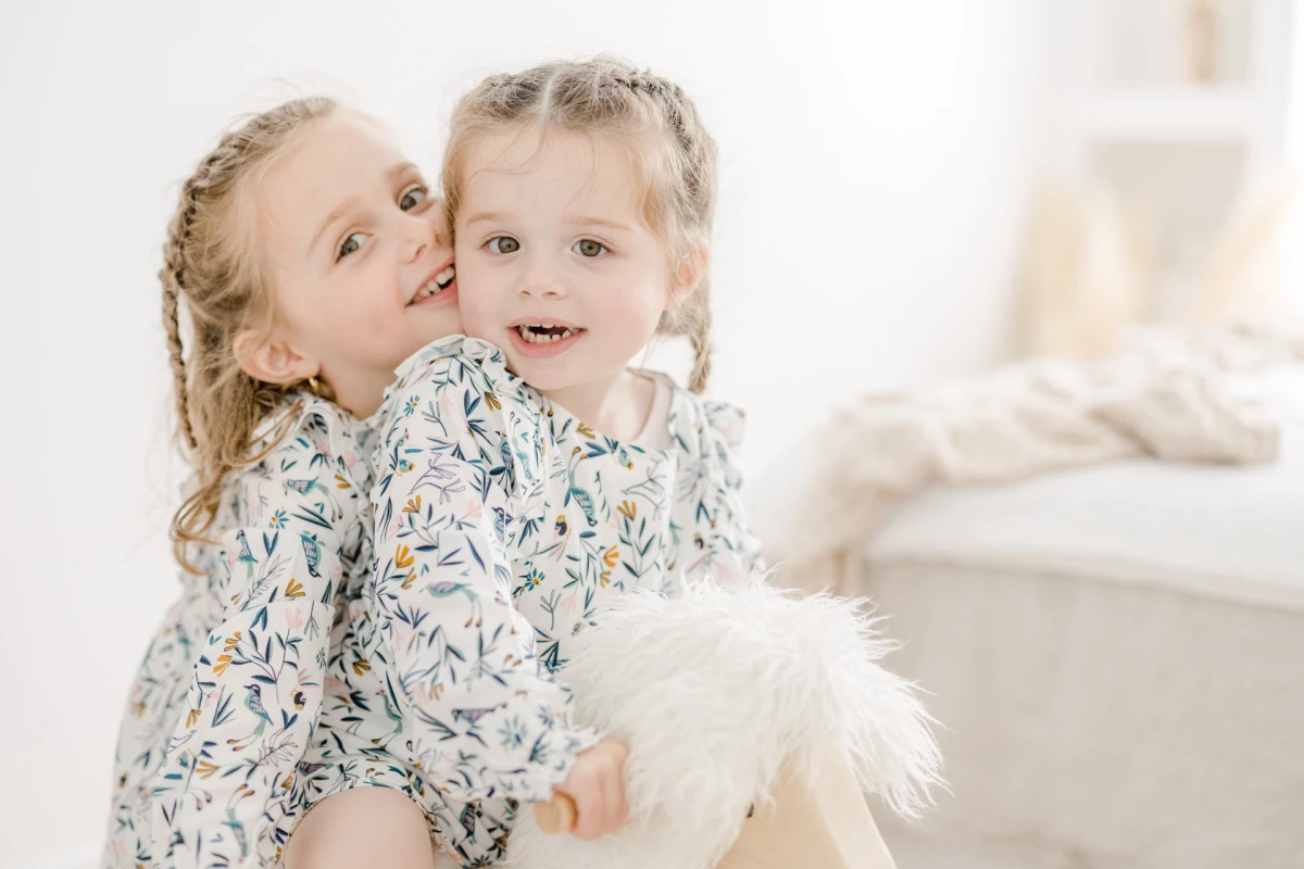 cheveux bonheur enfant sourire gris