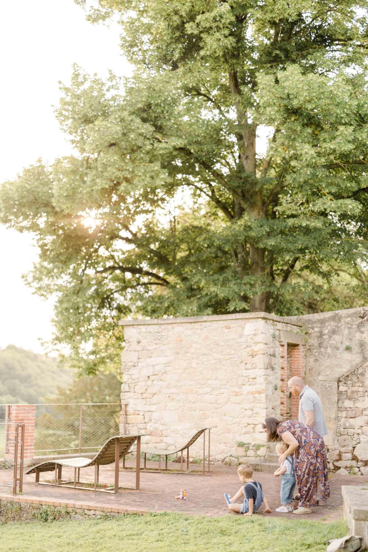 jardin chaise mur de pierre gris beige