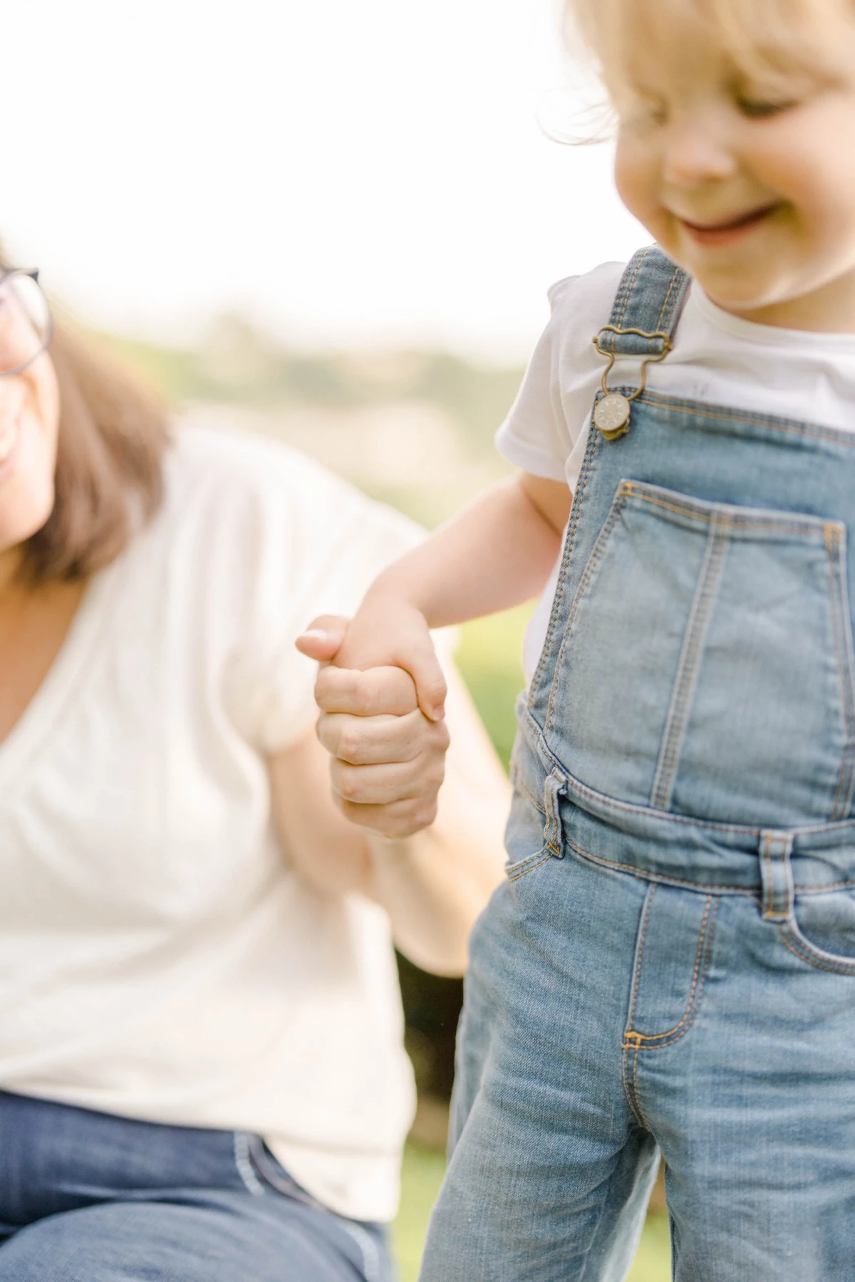 bonheur main enfant sourire gris