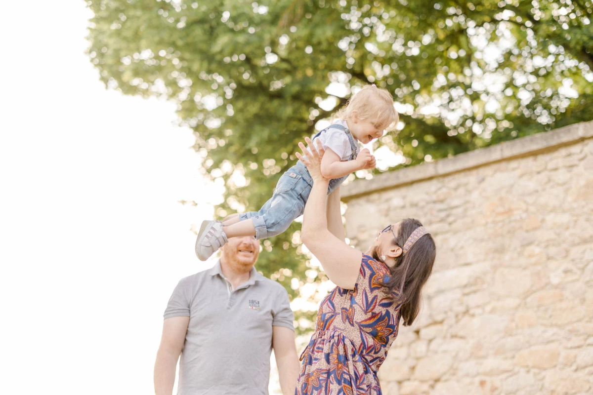 cheveux bonheur main enfant sourire