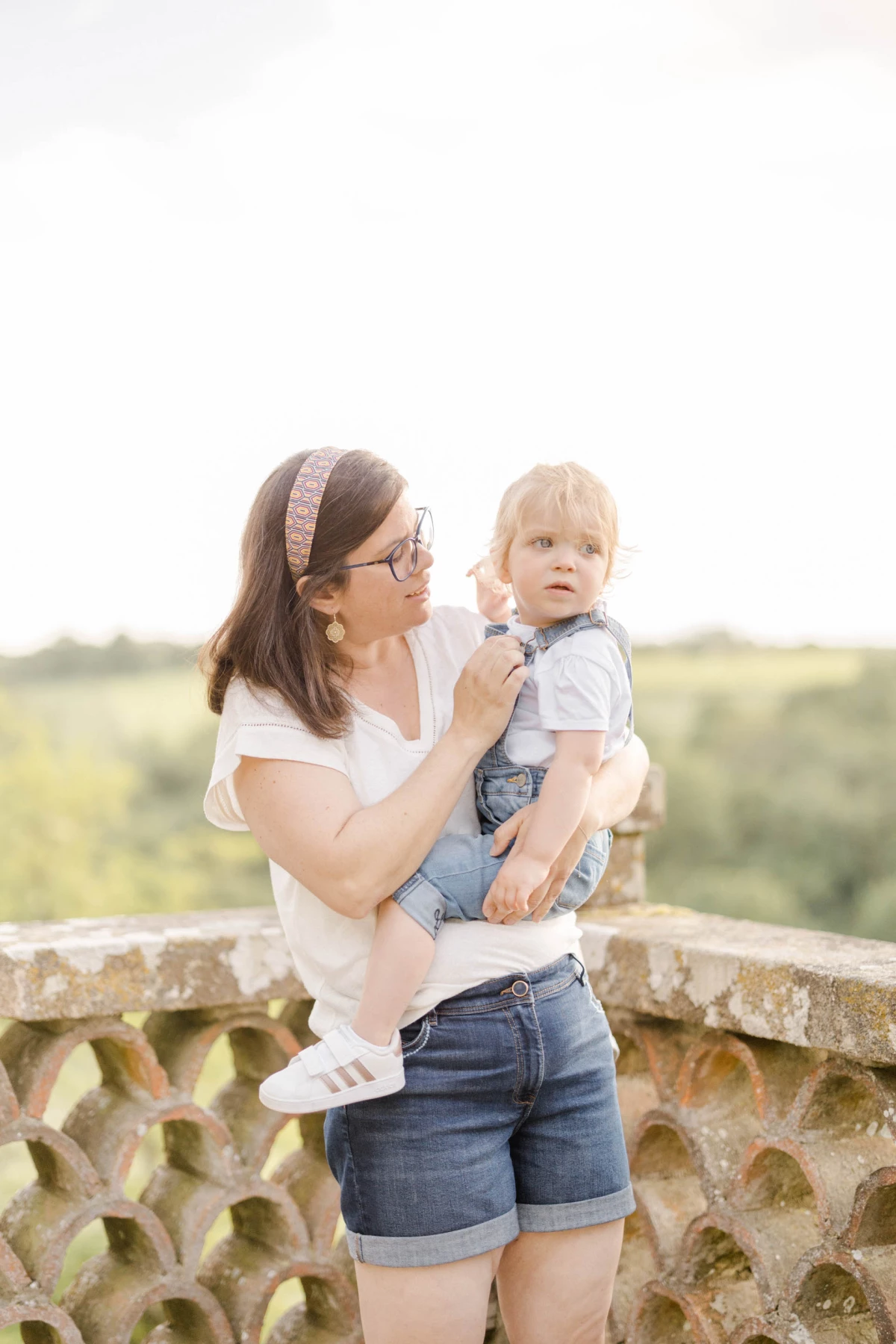 bonheur sourire enfant beige marron