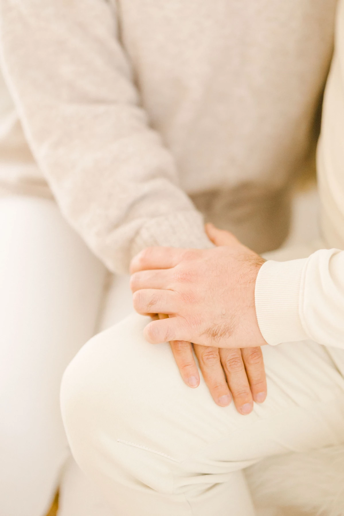 geste amour se tenir la main enfant gris