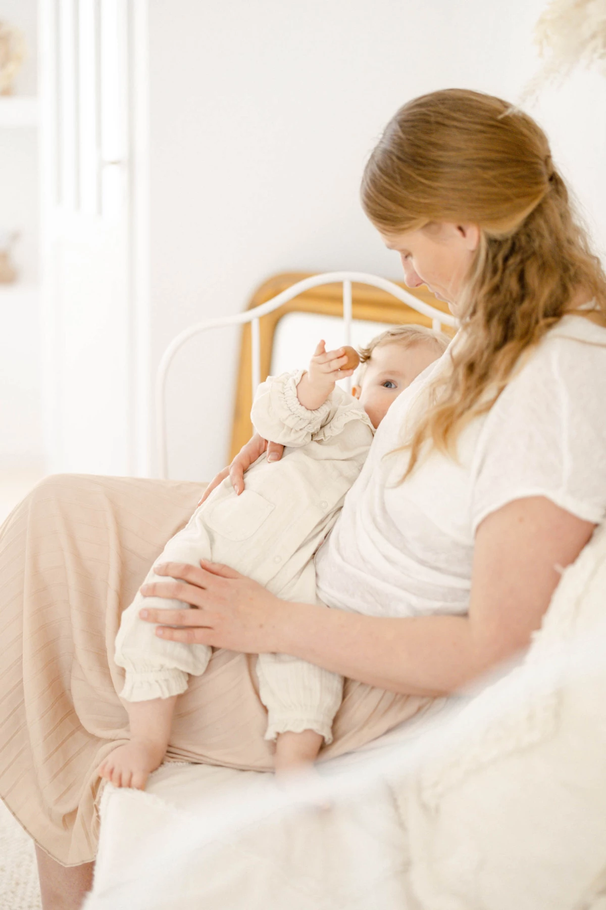 enfant bonheur beige marron rose