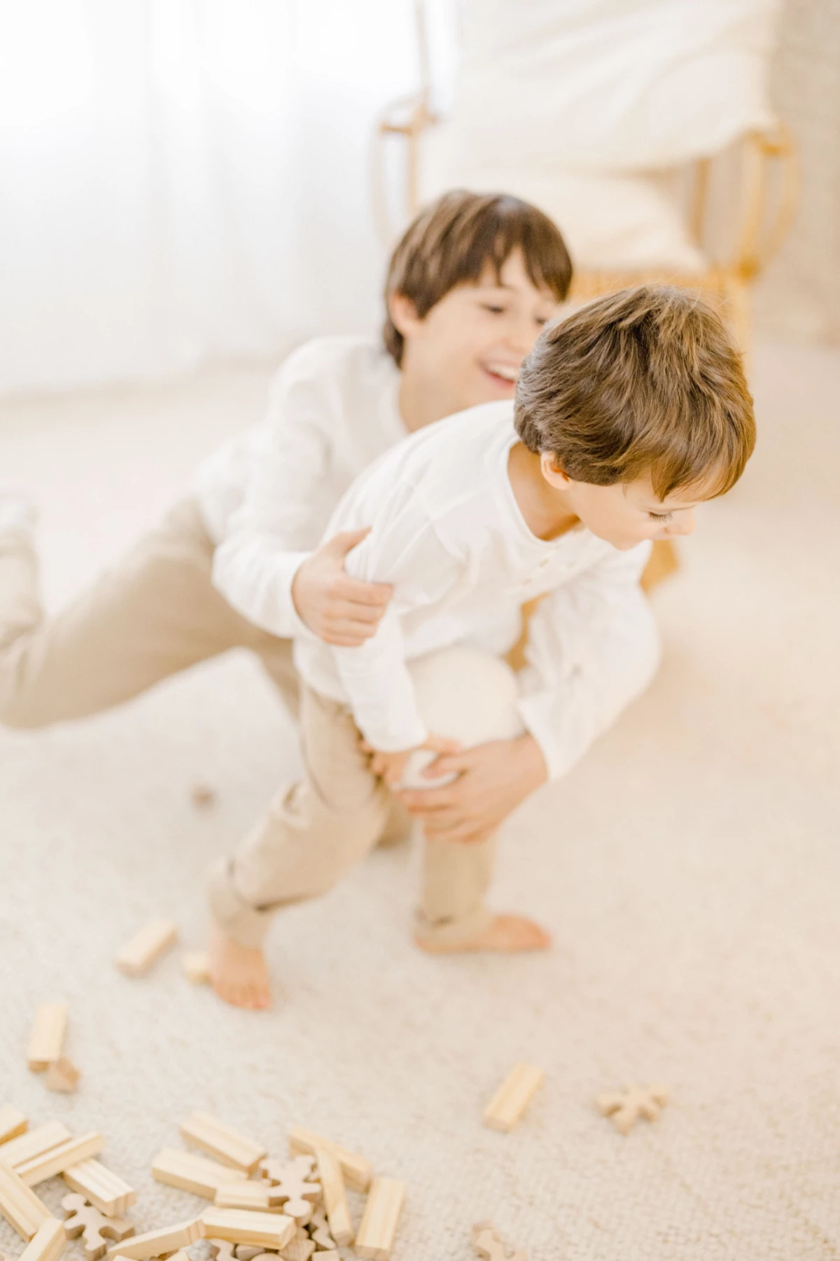 enfant bonheur jouer jouer avec les enfants marron