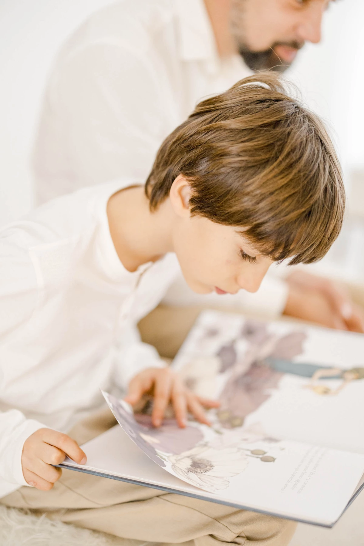 enfant bonheur marron gris