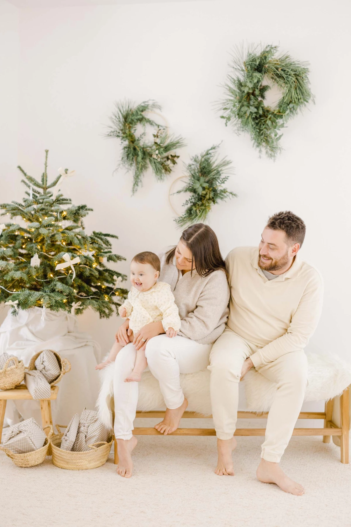 bonheur enfant famille conifères gris