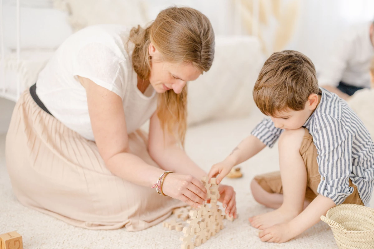 main enfant jouer avec les enfants famille gris