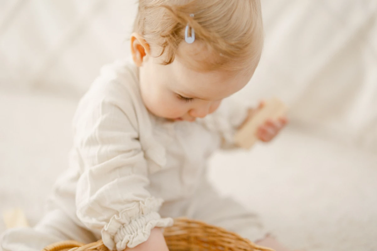 enfant marron gris studio