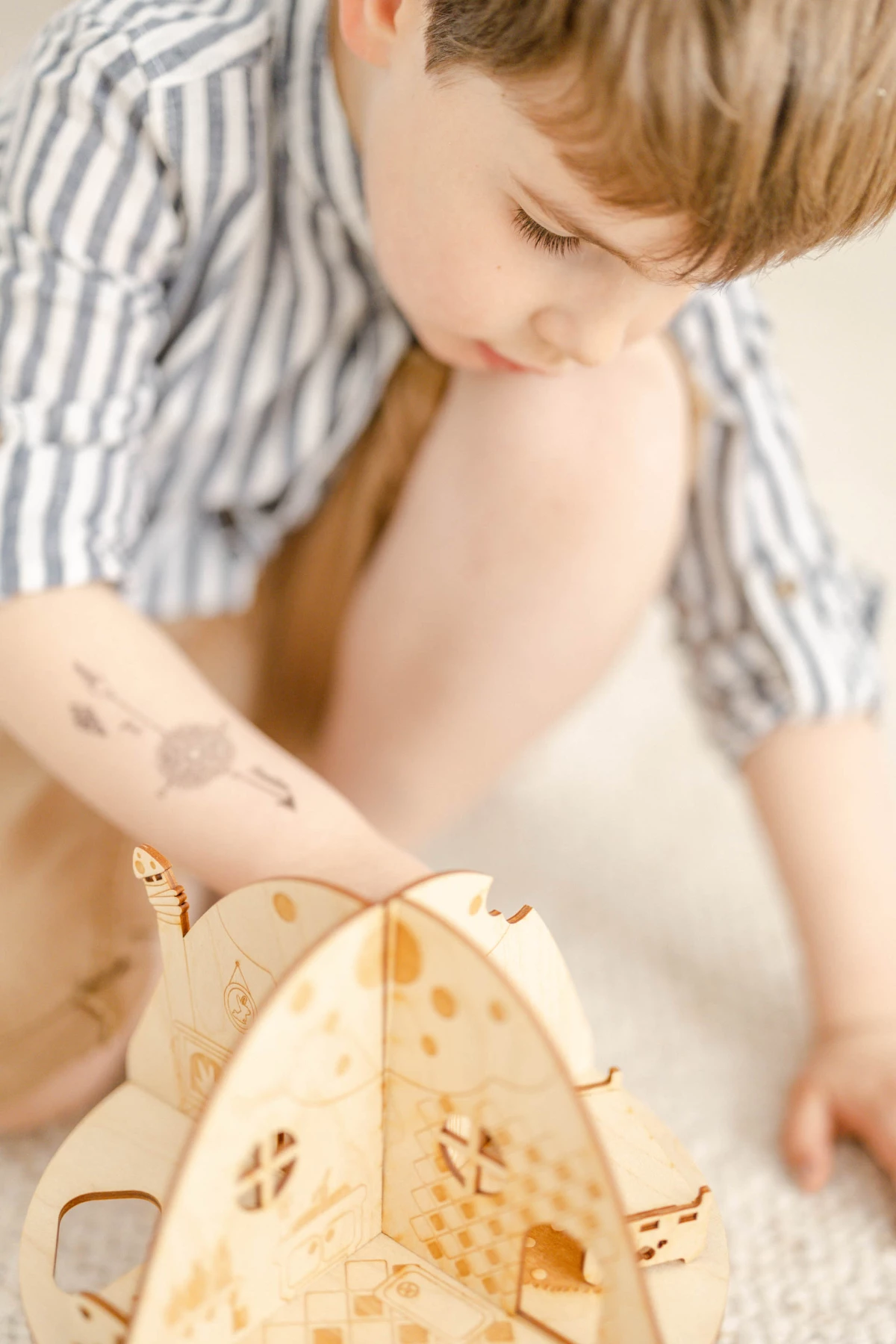 jouet enfant jouer marron gris