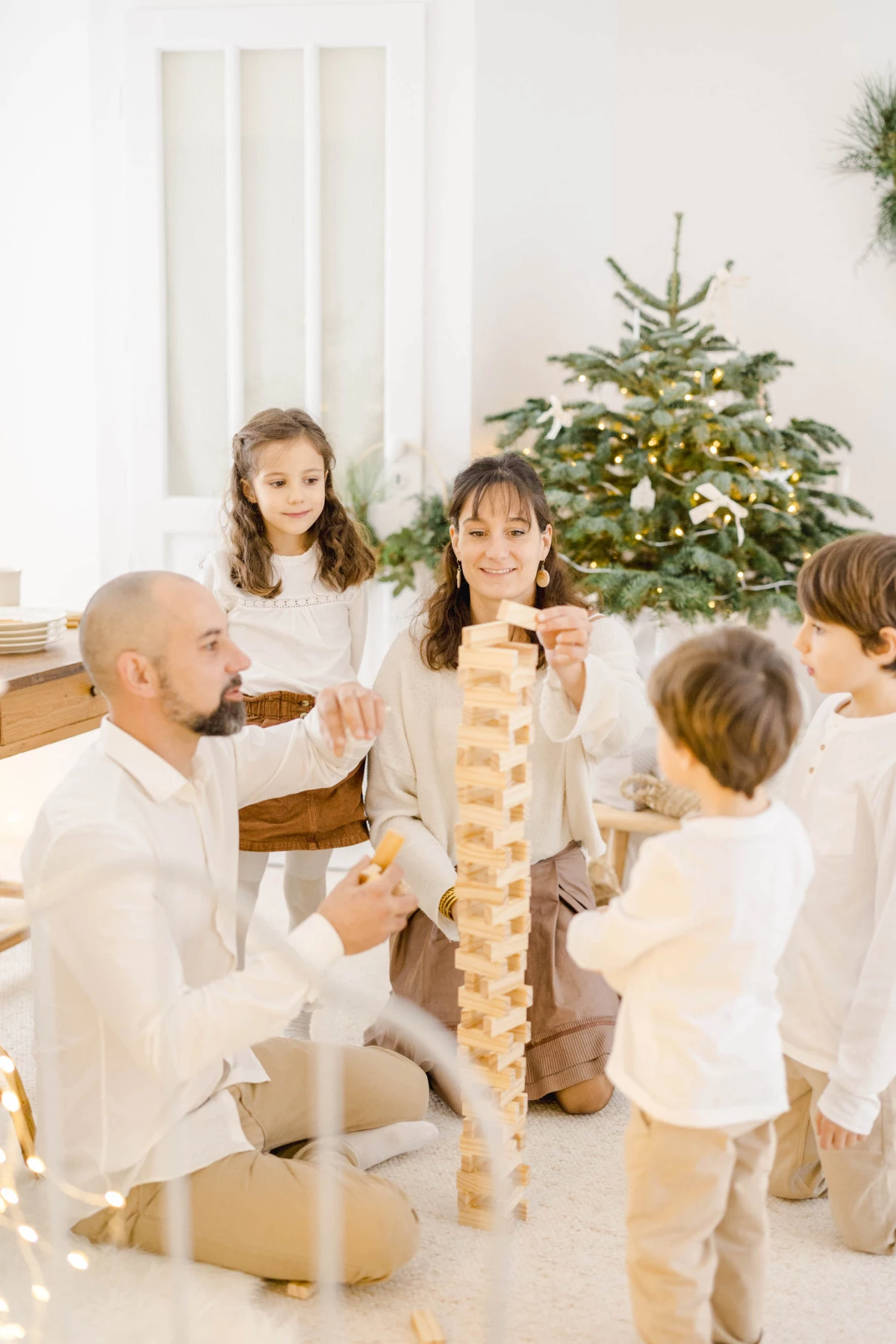 bonheur enfant jouer avec les enfants plante d'intérieur jouer