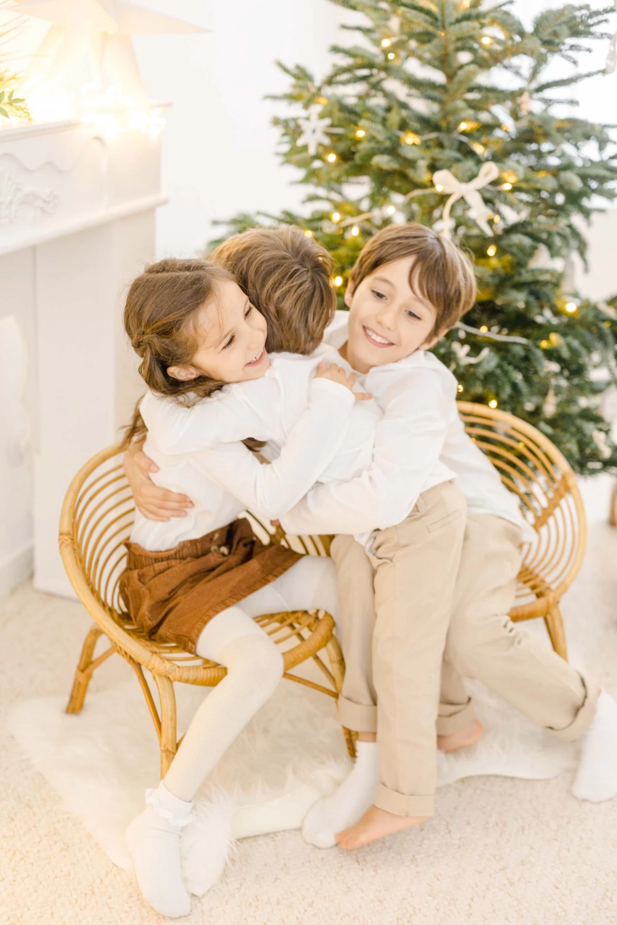 bonheur sourire enfant chaise gris