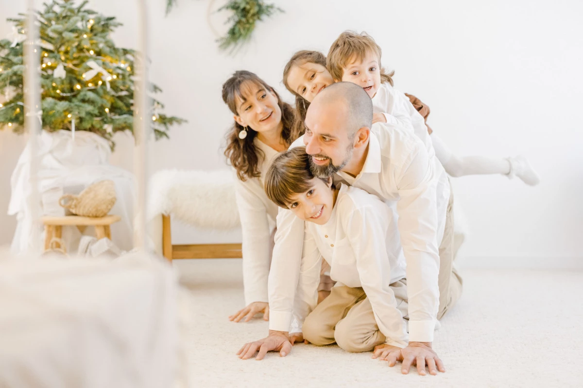 bonheur enfant sourire famille gris