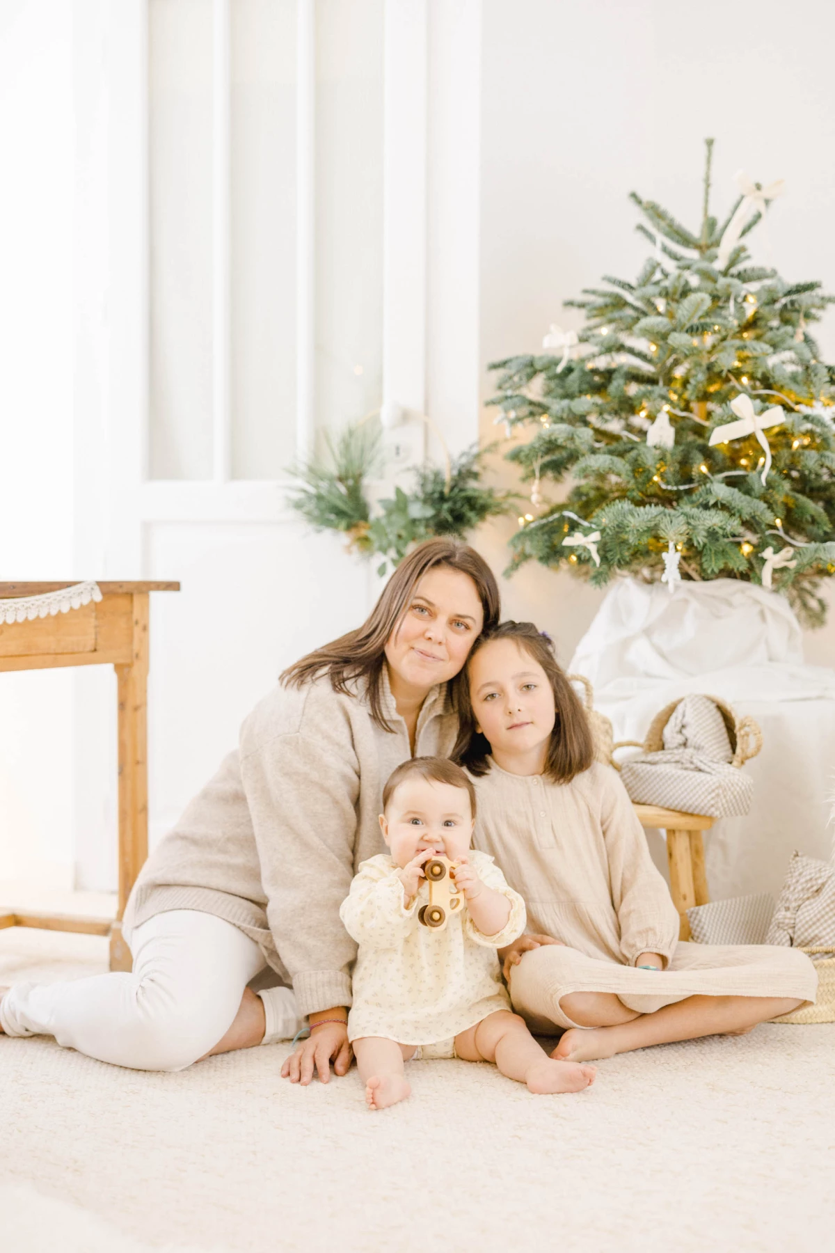 bonheur sourire enfant beige gris